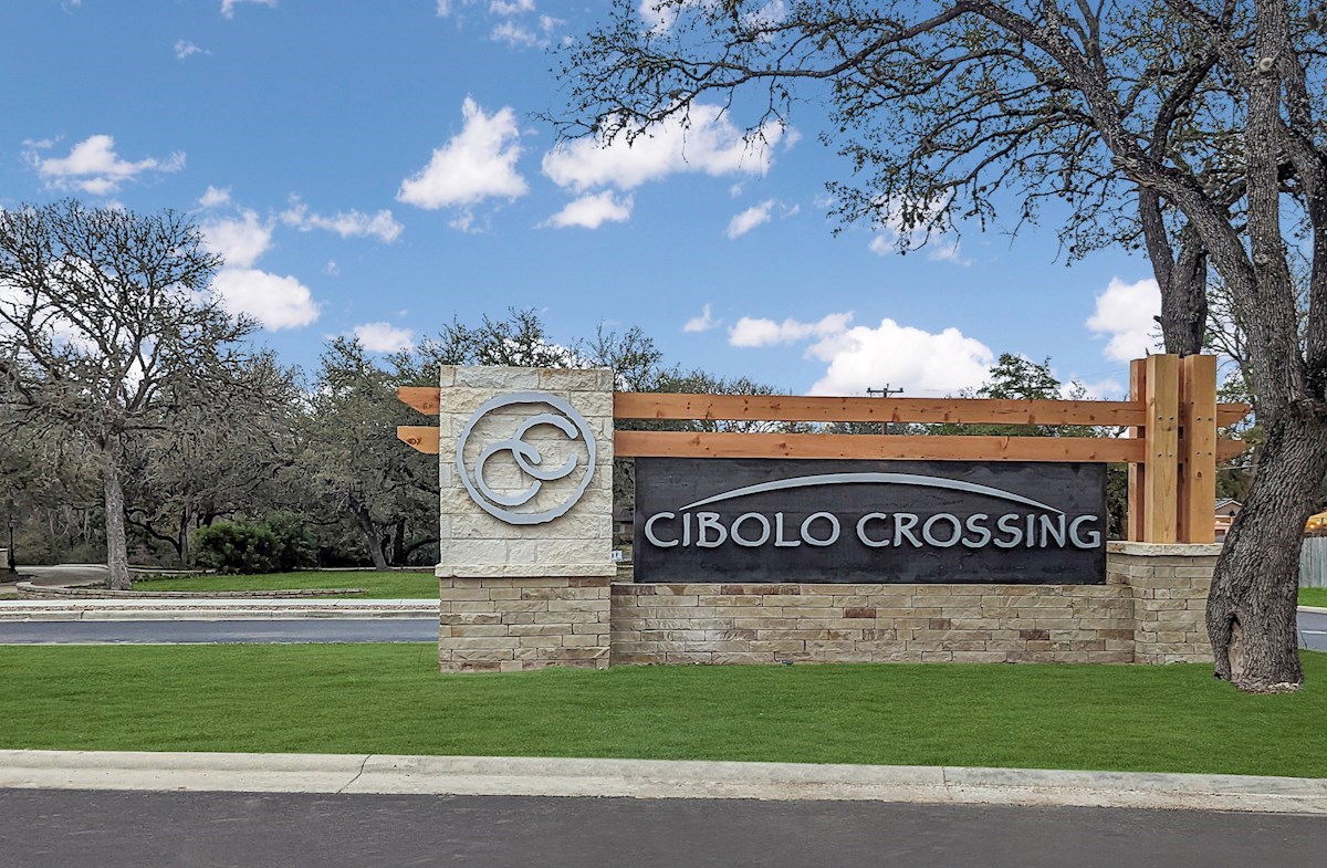 cibolo crossing monument with green grass